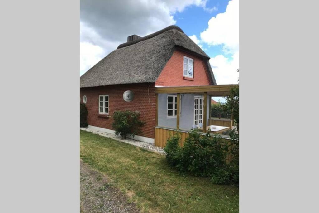 Thatched Holiday Home In Struer, Jutland With A View 외부 사진